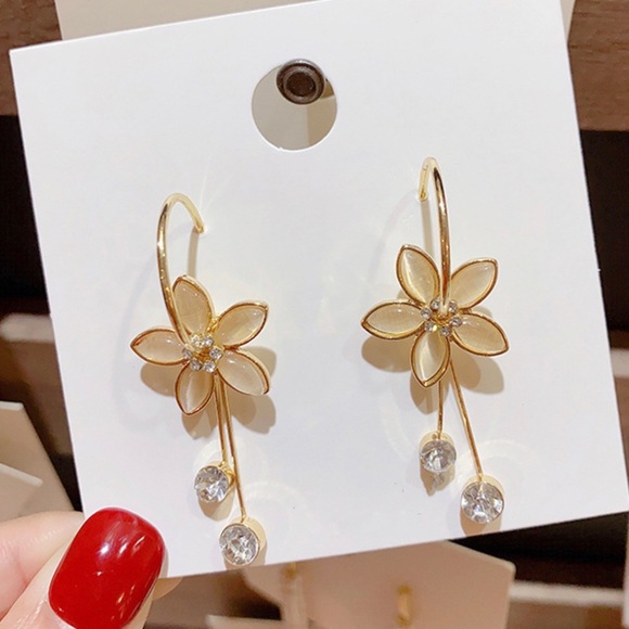 GlitzBlitz Jewelry Jewelry - Any 2/$20! Gold/Pearlescent Flower Drop Earrings
